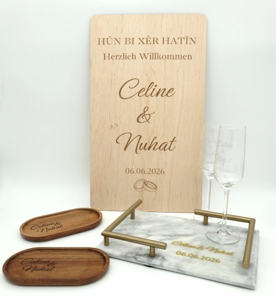 Personalisiertes Hochzeitsset Geschenkidee Hochzeit Deko Willkommensschild Holz Personalisiertes Hochzeitsset aus graviertem Willkommensschild aus Holz, Sektgläsern mit Gravur und edlem Marmortablett.
