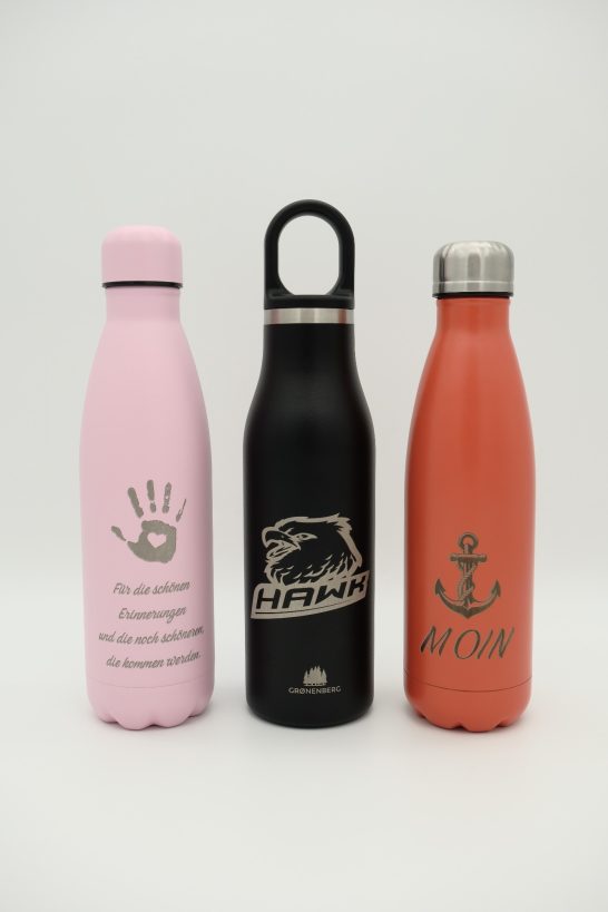 Personalisierte Edelstahl Trinkflaschen mit Lasergravur Drei personalisierte Edelstahl-Trinkflaschen in Rosa, Schwarz und Orange mit individueller Lasergravur von Logos, Sprüchen und Motiven