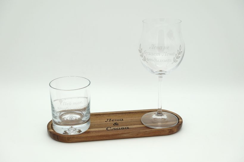 Gravierte Gläser Set auf personalisiertem Holzbrett Graviertes Weinglas und Whiskeyglas auf einem personalisierten Holztablett mit individueller Namensgravur als edle Geschenkidee.