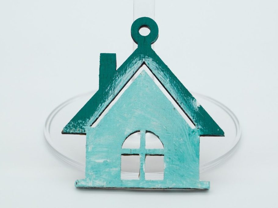 Kleines gelasertes Haus - Handbemalt Kleines gelasertes Haus - Handbemalt