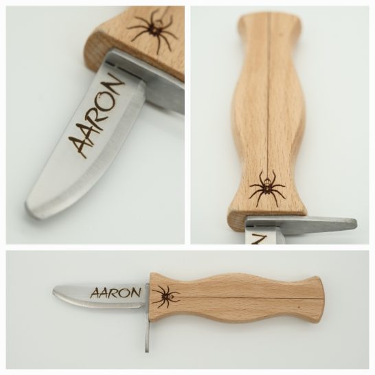 Holzgriffmesser mit eingraviertem Namen "AARON" und Spinnenmotiv. Holzgriffmesser mit eingraviertem Namen "AARON" und Spinnenmotiv.