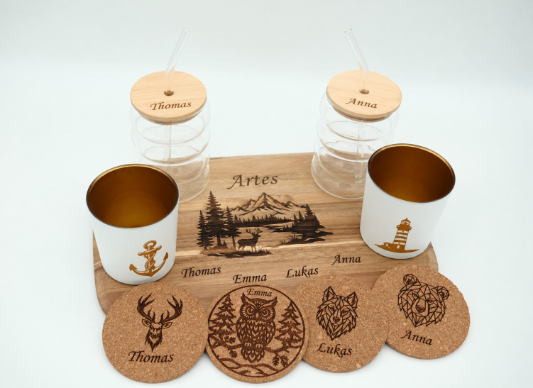Personalisierte Geschenke für die Familie – Lasergravur auf Holz, Glas und Kork Personalisierte Familiengeschenke mit Lasergravur: Holzbrett, Trinkgläser, Becher und Korkuntersetzer mit Namen und Tiermotiven.