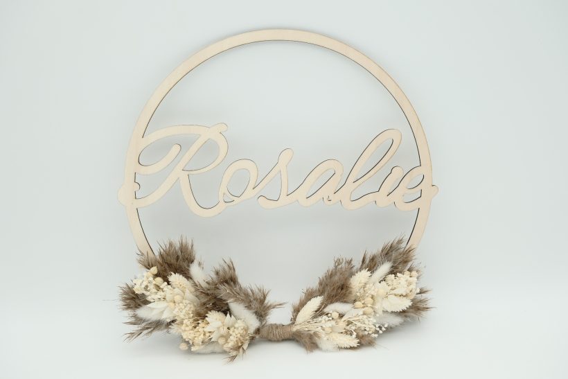 Namensschild mit Trockenblumen