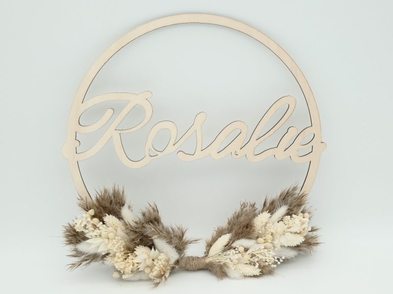 Personalisierter runder Holzrahmen mit dem Namen Rosalie und Trockenblumen – handgefertigte Wanddeko, Namenschild, Türschild