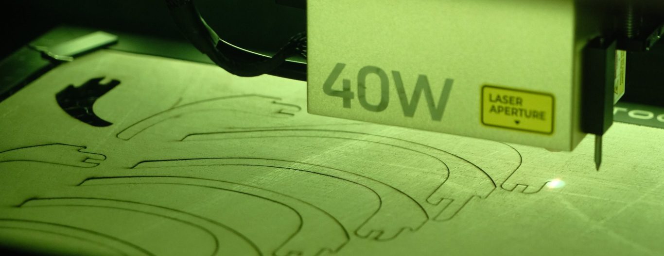 Lasermaschine in Aktion Professioneller Laser für präzise Gravuren und personalisierte Holz‑ und Geschenkartikel in hochwertiger Handarbeit.