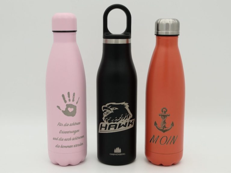 Personalisierte Thermobecher in Rosa, Schwarz und Orange mit individueller Lasergravur.