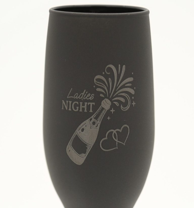 Elegantes Sektglas mit individueller Lasergravur, personalisiert als Geschenkidee für Hochzeit, Jubiläum oder besondere Anlässe.