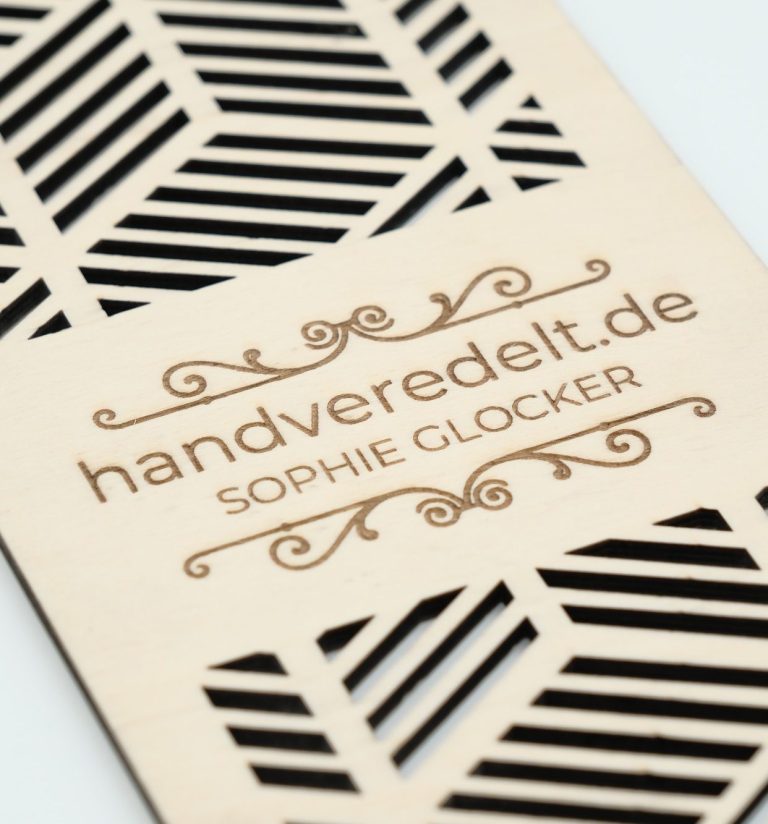 Hochwertige Weinbox aus Holz, lasergraviert und personalisierbar mit Namen oder Datum – edle Geschenkverpackung für besondere Anlässe.