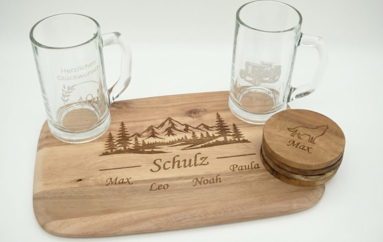Personalisierte Schmuckbox in Beige mit graviertem Namen Malea und Blume.